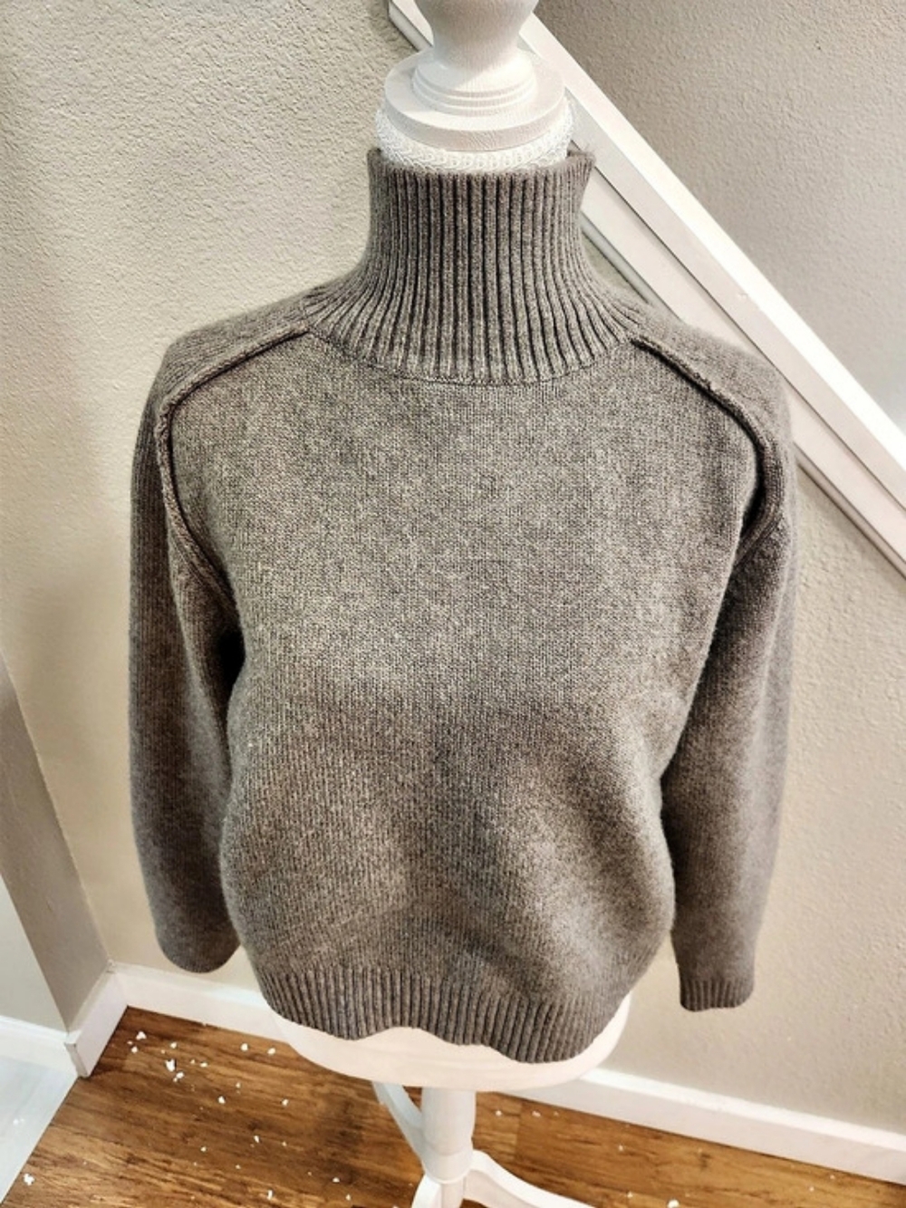 H&Medium Ribbed Turtleneck Sweater in Brown Size Medium